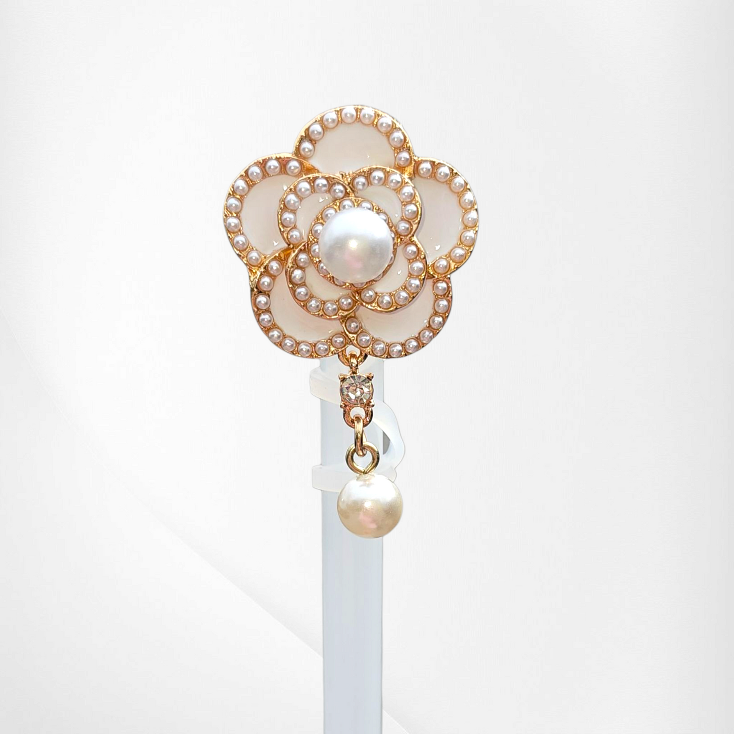 Luxury Flower Straw Topper - Gold and Pearl. Transparent Silicone straw topper base.