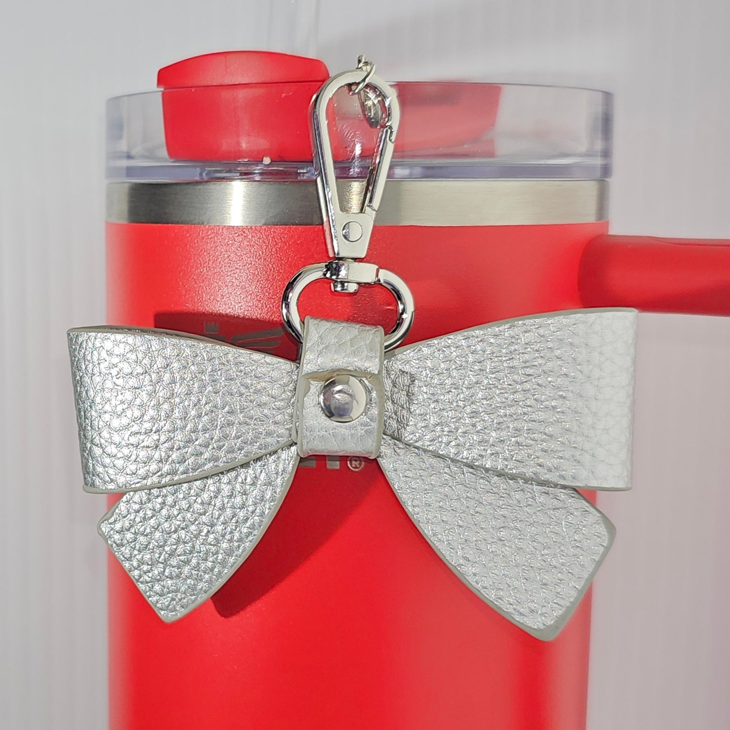 Luxury Silver Faux Leather Ribbon Bow Tumbler Charm Charm. 