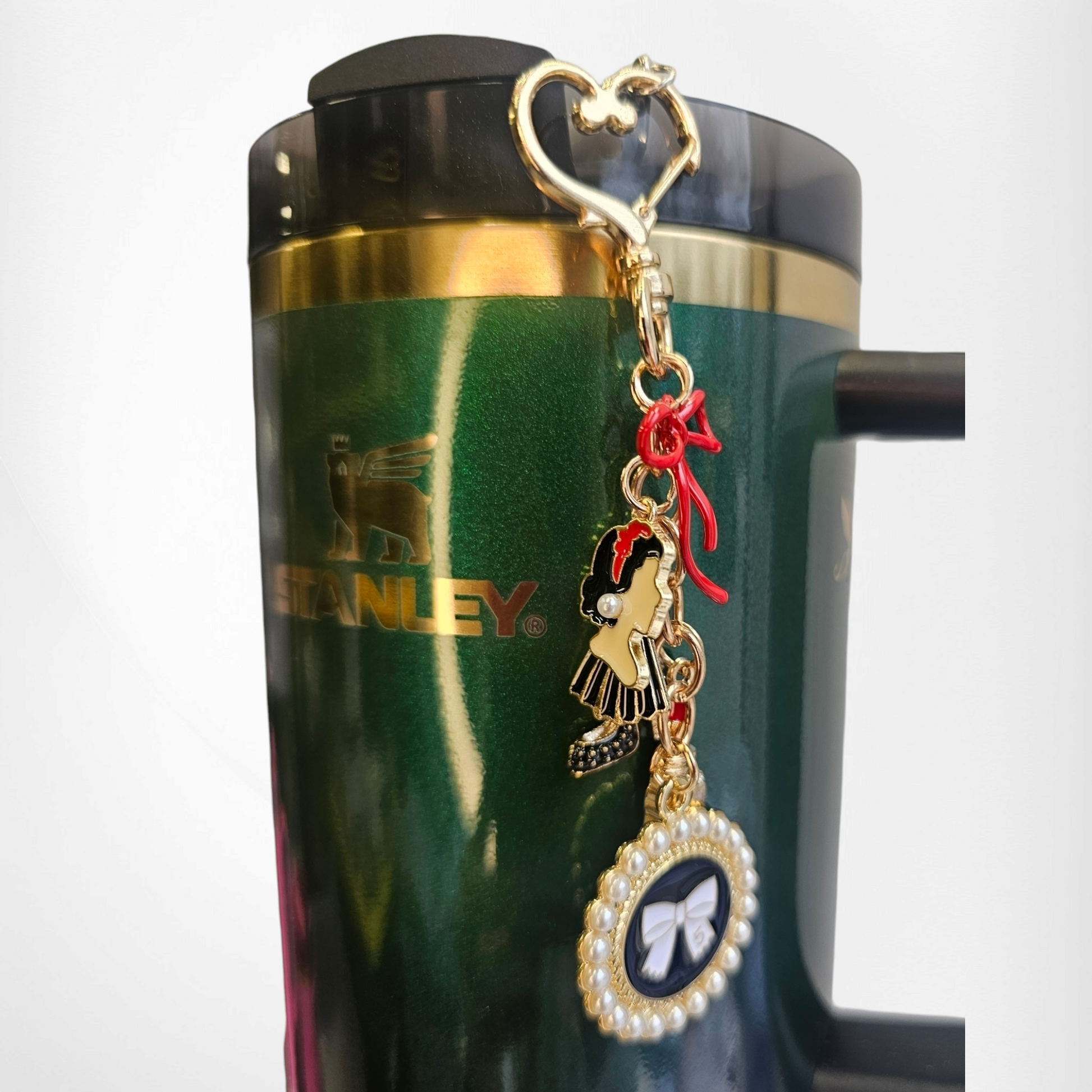 Luxury tumbler straw charm dangle for the classy Diva. 

Colors are gold, black, white, and red. 

Charms consist of glitter lipstick, glitter high heel, white pearl bow, red bow, and a cameo for the classy diva. 