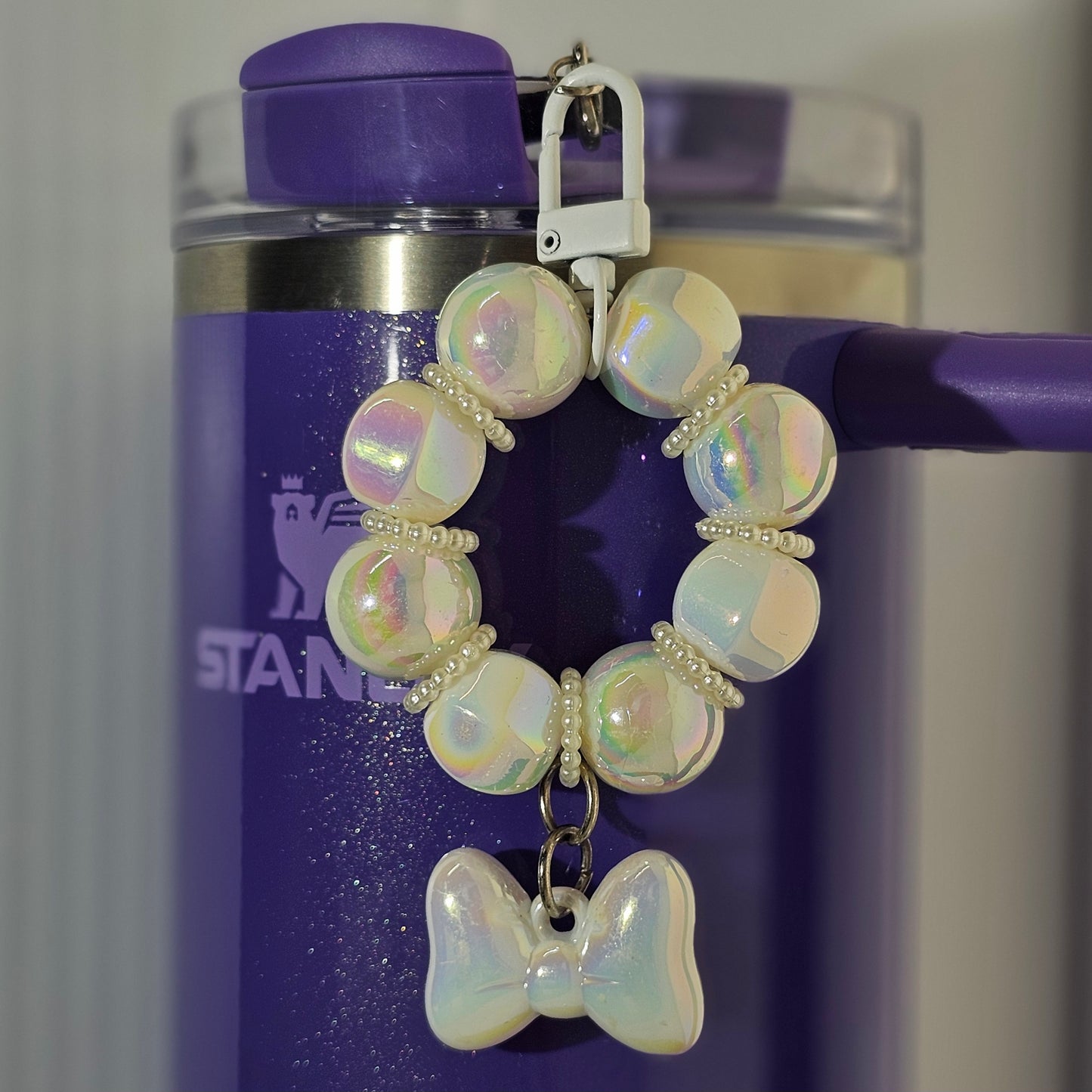 White beaded bow tumbler straw charm. 