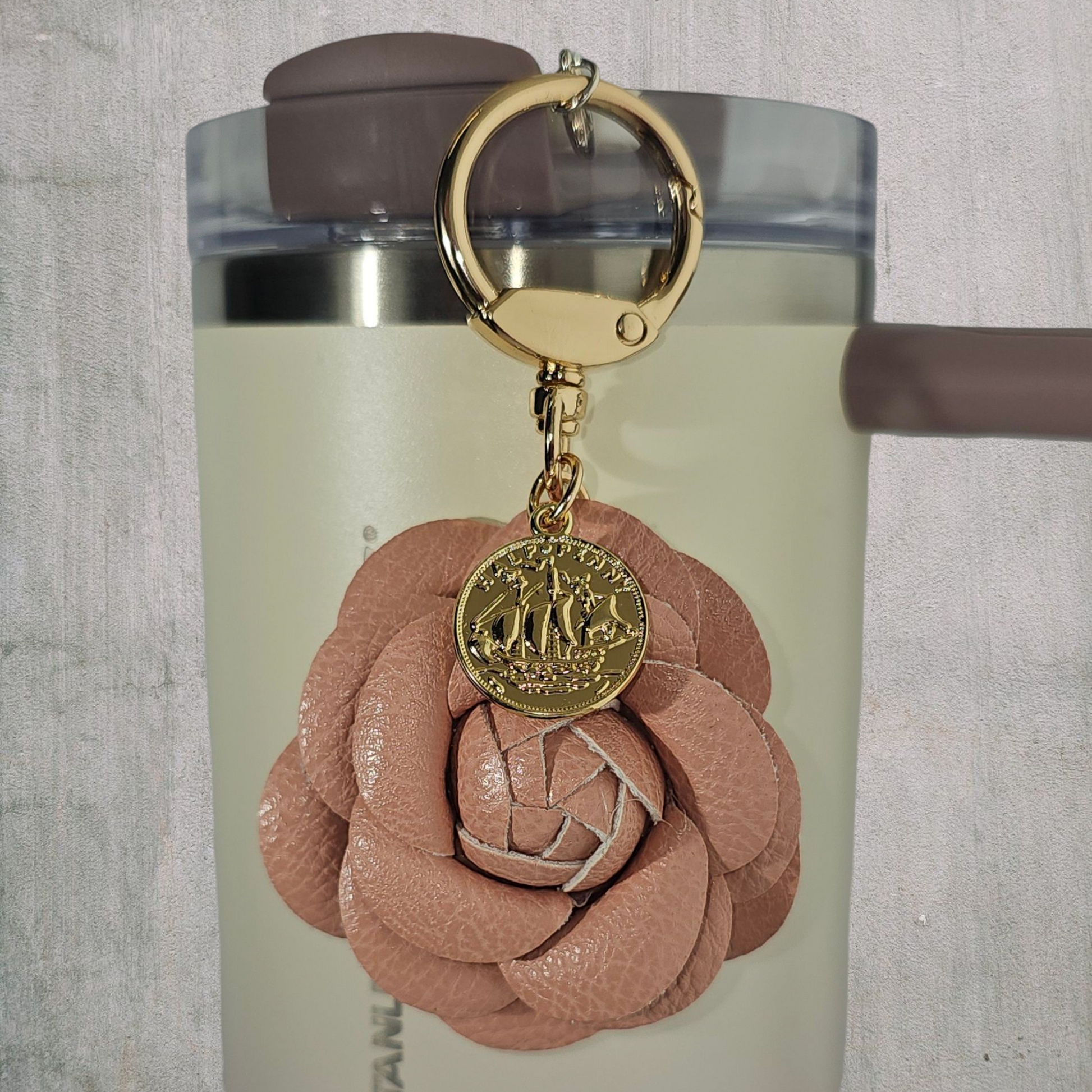 Antique Pink Camelia flower with gold swivel keyring tumbler straw charm. 